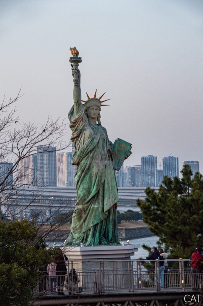 Tokio en 4 días: Réplica estatua de la libertad