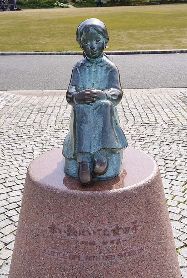 Yokohama_Estatua de la niña con zapatos rojos